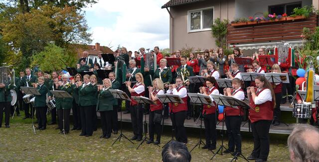 Alle teilnehmenden Musiker spielen gemeinsam