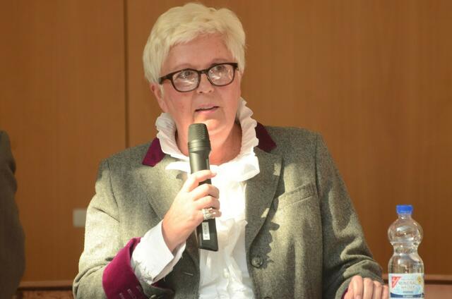 C. Haupt, umweltbeauftragte der Stadt Garbsen, moderiert die veranstaltung