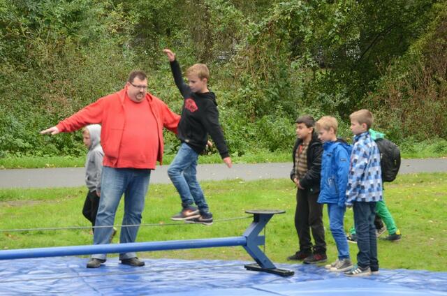 weltkindertag an Hannovers Maschsee, mitmachangebote der "Träumer, Tänzer und Artisten" aus Garbsen   10