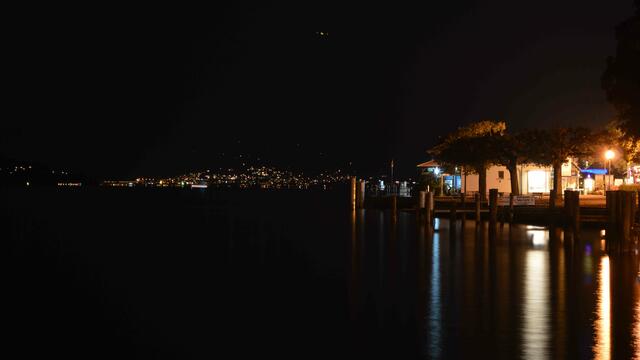 Im Herbst wird es jetzt schon früh dunkel am Vierwaldstättersee.