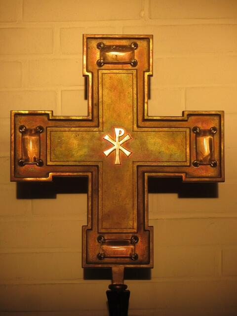 Kreuz in der Herrenwaldkirche im Abendlicht (20.4.2014)