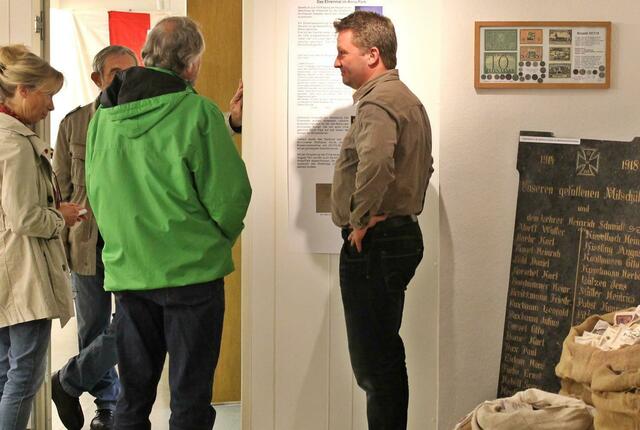 Herr Harald Pausch vom Heimat- und Geschichtsverein im Gespräch mit Ausstellungsbesuchern.