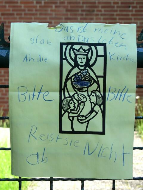Der Sperrmüll erweckte wohl den Eindruck, dass das Ende der Kirche gekommen sei (25.5.2014).