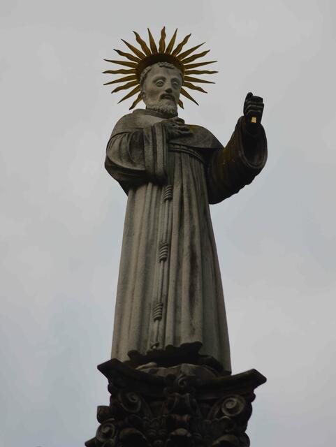 Der Heilige Franziskus mit einem alten schweren Glas-Tamron-Zoom aufgenommen.