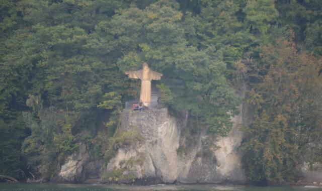 Auf dem Rückweg wieder vorbei an der Christusstatue vom Meggenhorn. Die Sicht ist ein wenig diesig.