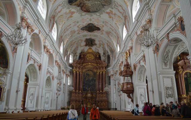 In der Jesuitenkirche ein Moment der Ruhe finden und eine Kerze stiften.