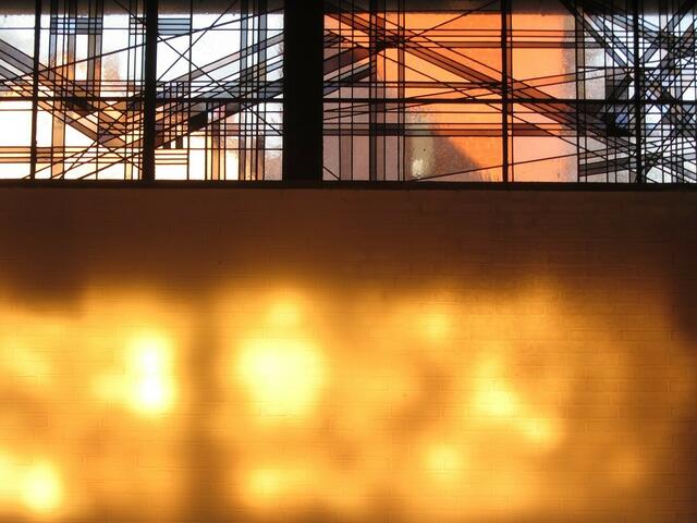 Die Abendsonne fällt auf die Wand in der Herrenwaldkirche (20.4.2014).