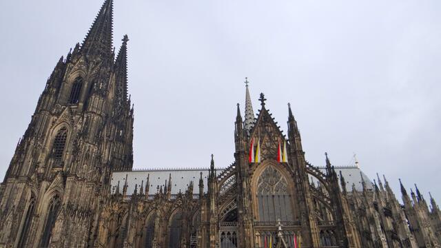 Der Kölner Dom ein wichtiges Etappenziel auf dem Weg nach Santiago und selbst Ziel zahlreicher Pilger. Der Dom bewahrt die Gebeine der Heiligen Drei Könige in einem kostbaren Schrein. Die Reliquien wurden von Mailand überführt und kamen 23. Juli 1164 in Köln an.