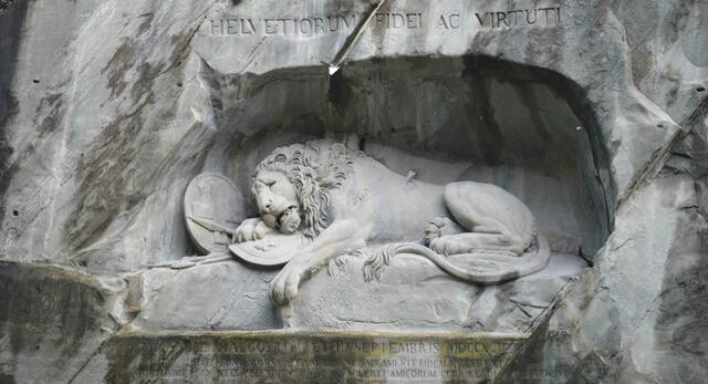 HELVETIORUM FIDEI AC VIRTUTI (lateinisch: Der Treue und Tapferkeit der Schweizer)