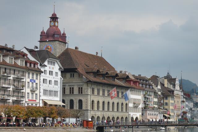 Das Rathaus an der Reuss mit der Rathausbrücke