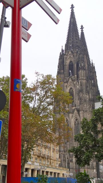 An der Südseite des Kölner Doms, auf dem Roncalliplatz beginnt die nächste große Etappe über Trier nach Frankreich und von dort zum Jakobsgrab.