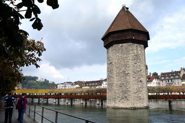 Also zunächst auf die Kapellbrücke mit ihrem Wasserturm