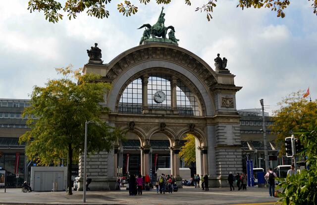 Am Bahnhofplatz geht die Tour los