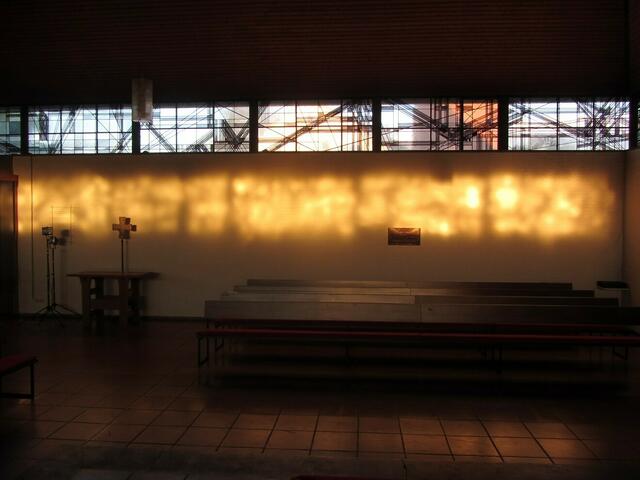 Die Abendsonne fällt auf die Wand in der Herrenwaldkirche (20.4.2014).