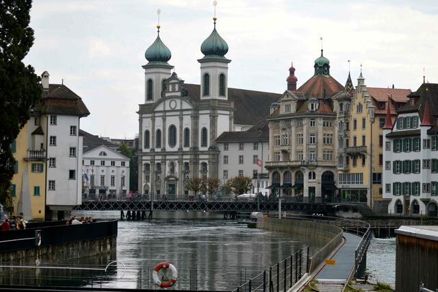 Spreuerbrücke am Mühlenplatz und Jesuitenkirche an der Reuss.