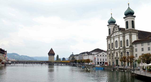 Noch einmal die Kapellbrücke und die Jesuitenkirche von der Rathausbrücke gesehen.