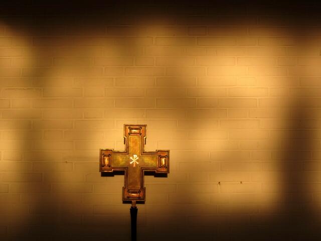 Die Abendsonne fällt auf die Wand in der Herrenwaldkirche (20.4.2014).
