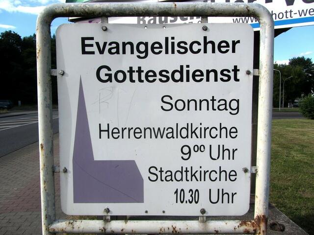 Überholte Gottesdiensthinweise am Stadtrand (22.6.2014)