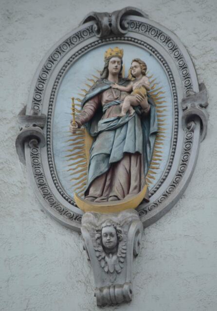 Ebenso die Mutter Gottes beim Franziskaner Platz.