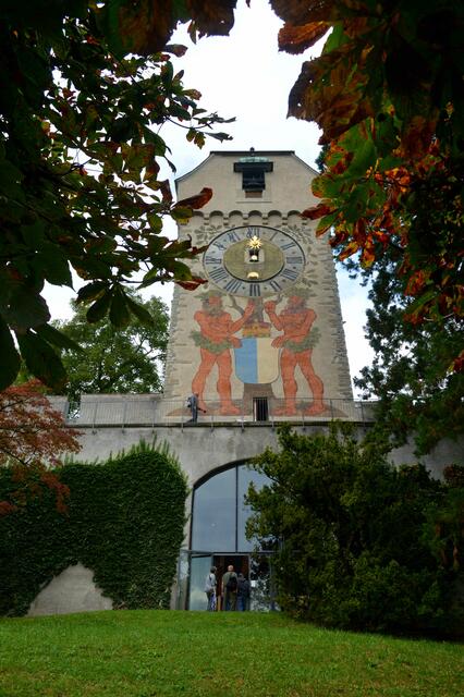 Wieder voll renoviert, der Zytturm (Zeitturm). Die Turmuhr hat das Privileg 1 Minute vor der Zeit zu schlagen.