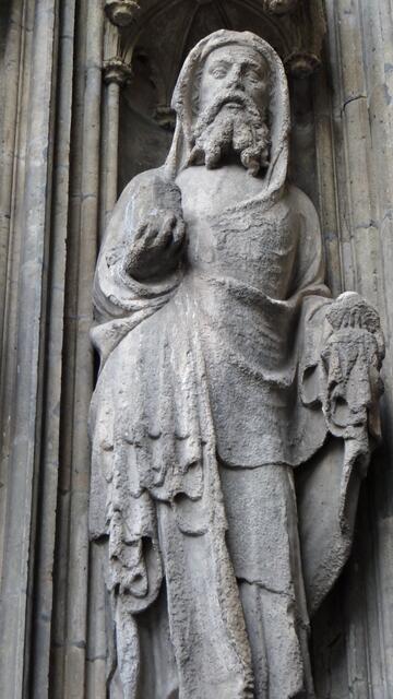 Jakobus d. Ältere mit Muschel in der Hand am Petrusportal des Kölner Doms (14. Jh.). Die Jakobusfigur ist eine der wenigen Skulpturen aus der Frühphase des Kölner Dombaus.