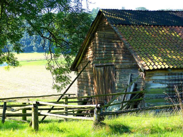 Geräteschuppen im Feld