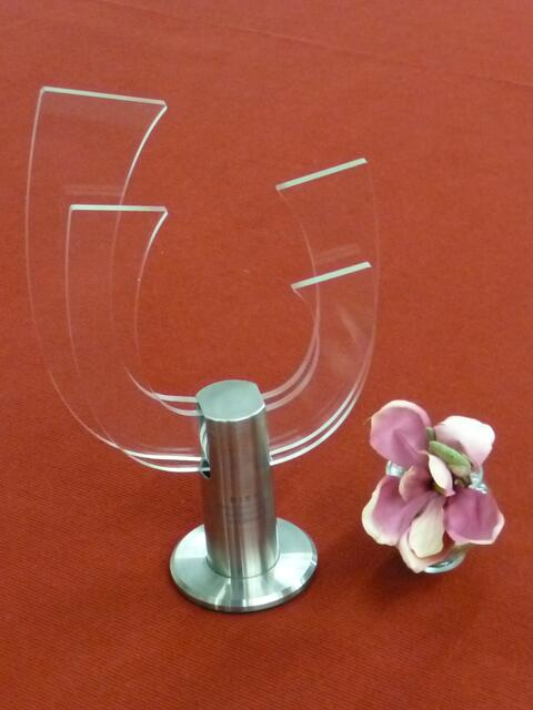 Puristisch und klar geformt, mit einem massiven Sockel aus Edelstahl als Symbol für die Standfestigkeit der ausgezeichneten Innovationen. Aus ihm entwickeln sich, gestaffelt und in zielfindenden Varianten, die vier stark nach oben weisenden durchsichtigen und konturierten Acrylglasscheiben wie Flügel in eine innovative Zukunft: Der Pokal zum Innovationspreis des Netzwerkes innovativer Bürgerinnen und Bürger (NiBB). In dieser Form wird er seit dem Jahre 2002 vergeben. (Foto: Reinhard Spörer)