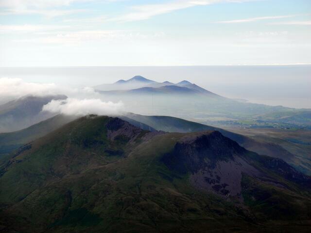 Nebel über den Gipfeln von Snowdonia