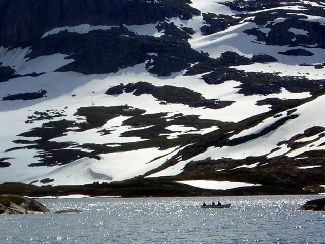 Schnee am Haukevatnet in Norwegen