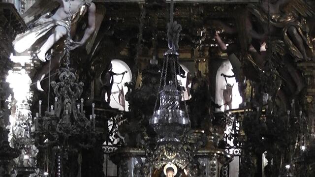 Der Botafumeiro im dunklen Innern der Kathedrale