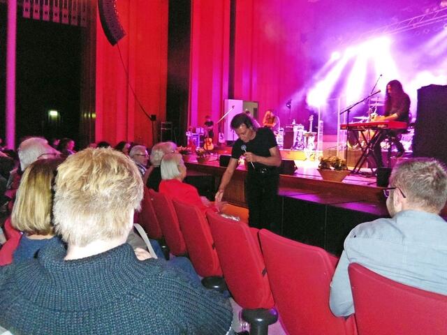 Albert Hammond ging singend und Hände schüttelnd durch den ganzen Saal