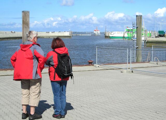 Die Spiekeroog II nähert sich der Hafeneinfahrt.