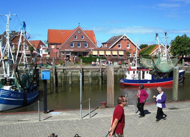 Im Hafen: Der Blick auf "Janssen`s Hotel" an der Westseite des Hafens..