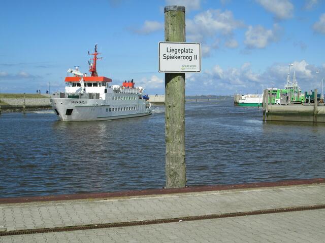 Die Fähre Spiekeroog II in Sichtweite zum Liegeplatz in Neuharlingersiel.