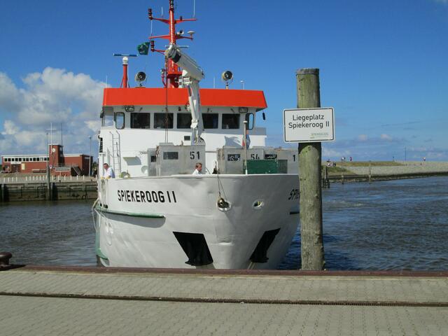 Langsam dreht die Spiekeroog II bei.