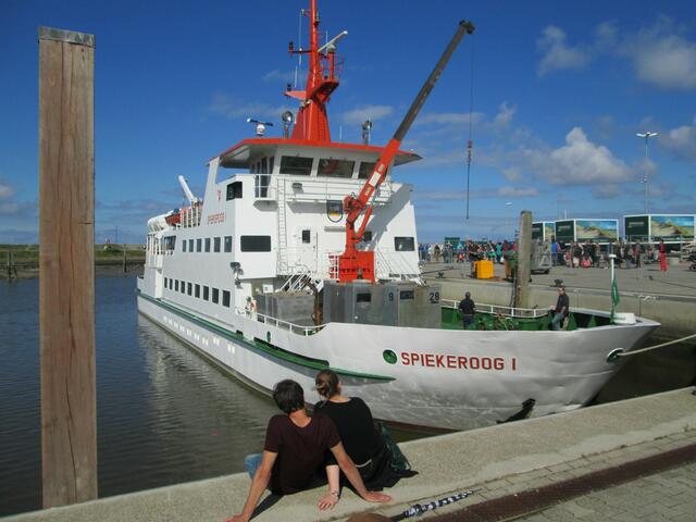 Die Fähre Spiekeroog I in Neuharlingersiel vor dem Ablegen.