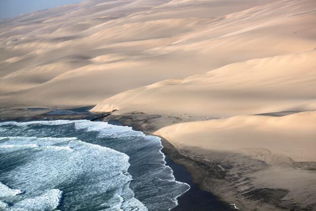 Flug über die Skelettwüste in Namibia