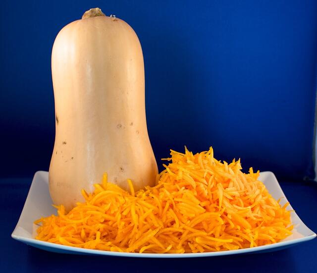 Ganzer -und geriebener Butternut-Kürbis