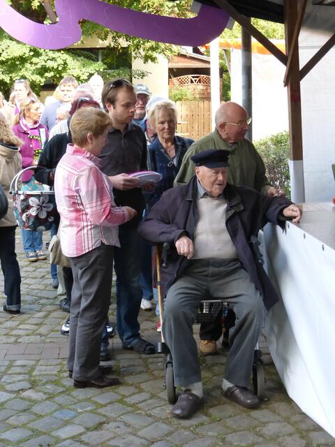 Als erster in der der langen Kartoffelpuffer-Schlange.