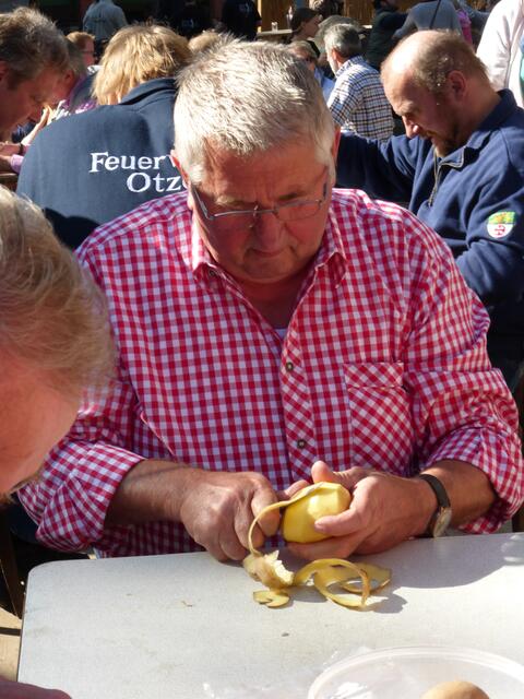 Da wusste er noch nicht, dass diese Schale für den "KÖNIG" reicht! Helmut Beier wurde zum 10. Mal Champion.