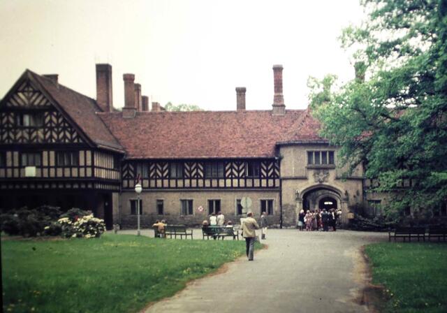 Nach dem 2. Weltkrieg wurde im Sommer 1945 auf Schloss Cecilienhof vor den Toren Berlins die Potsdamer Konferenz abgehalten. Die Siegermächte verhandelten über neue Grenzziehungen, Reparationsleistungen und auch die Weiterführung des Krieges im pazifischen Raum.