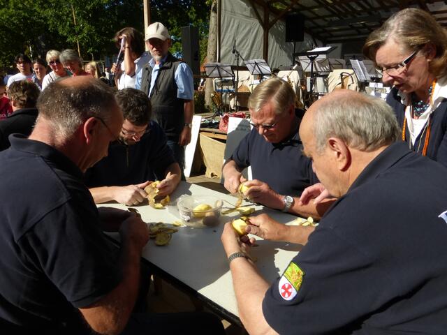 Die Feuerwehr beim Kartoffelschälwettbewerb.