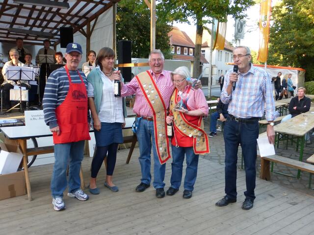 Vorjahressieger Hartmut Jung hat dem neuen König Helmut Beier die Siegerscherpe überreicht.