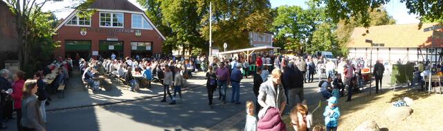 Viel los beim Otzer Kartoffelmarkt, auch vor der Feuerwehr, wo die Besucher am Nachmittag hervorragenden Kuchen bekamen.