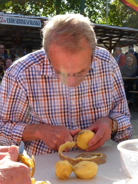 Auch der Ortsbürgermeister schält; wie jedes Jahr.