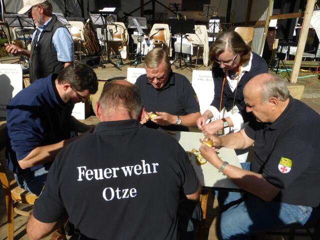 Nur Blick für die Kartoffel. Es soll ja auch mindestens eine lange (zusammenhängende) Schale dabei sein.