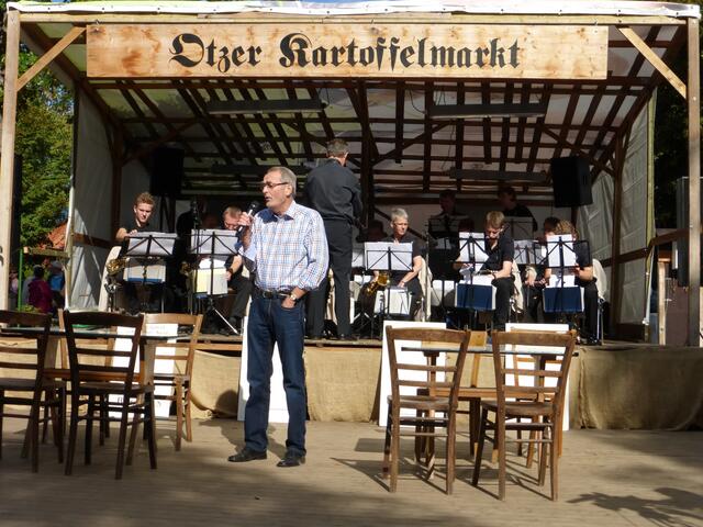 Ortsbürgermeister Carl Hunze eröffnet den Kartoffelmarkt kurz nach 12:00 Uhr.