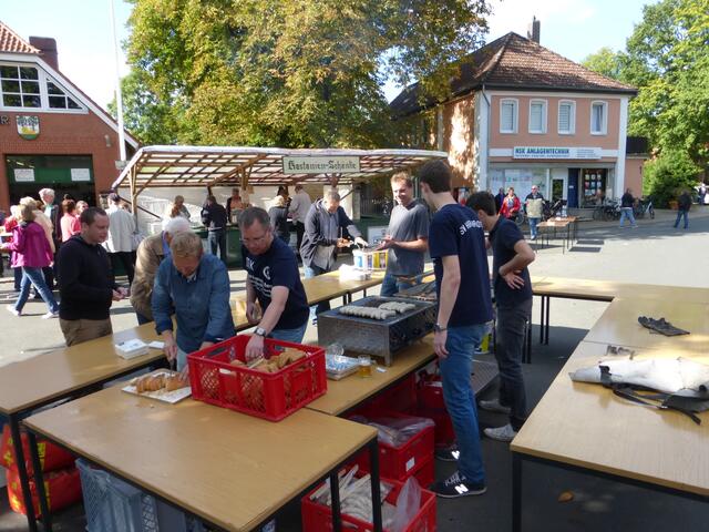 Es wird noch vorbereitet. Der Grill ist gleich heiss.