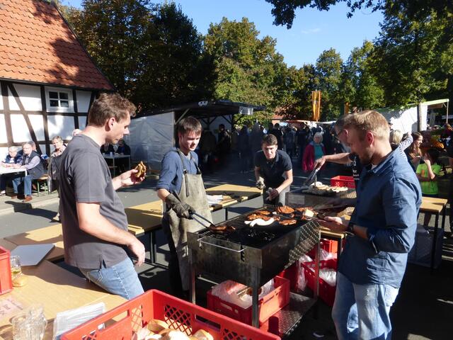 Die Hobby-Fußballer der "Otzer Hoffnung" grillt am Nachmittag.