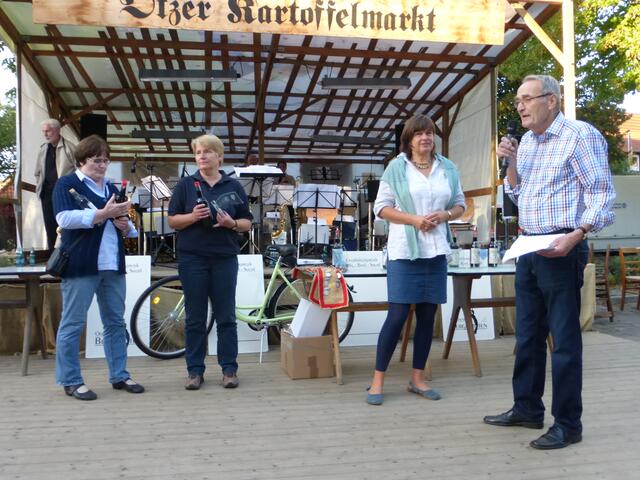 Die Preisverteilung beginnt.